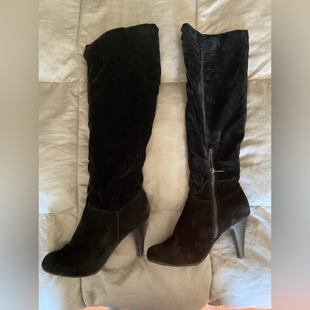 Women’s black knee high sued boots